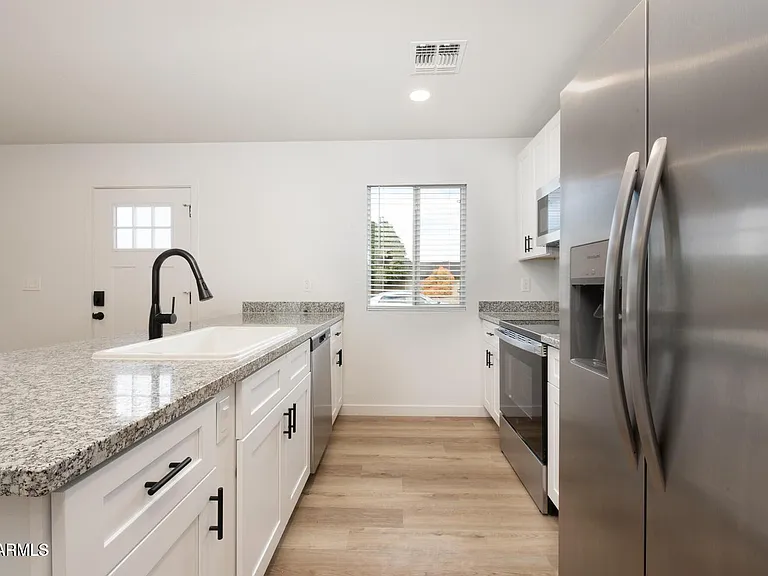 2117 W Mariposa St — Photo 5