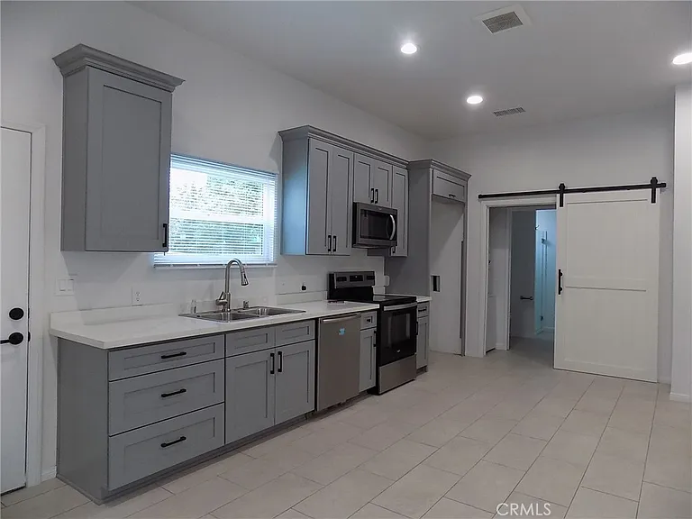 6640 Lake St — Photo 3