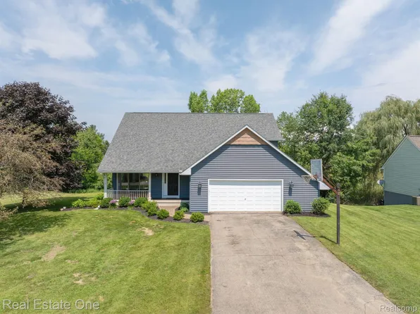 519 Highland Dr, Oxford, MI 48371
