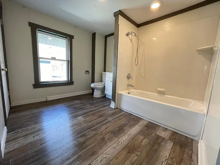 2528 Parkwood Ave — Photo 8
