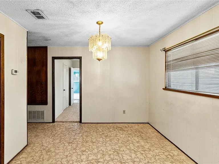1829 Lesle Ln — Photo 4