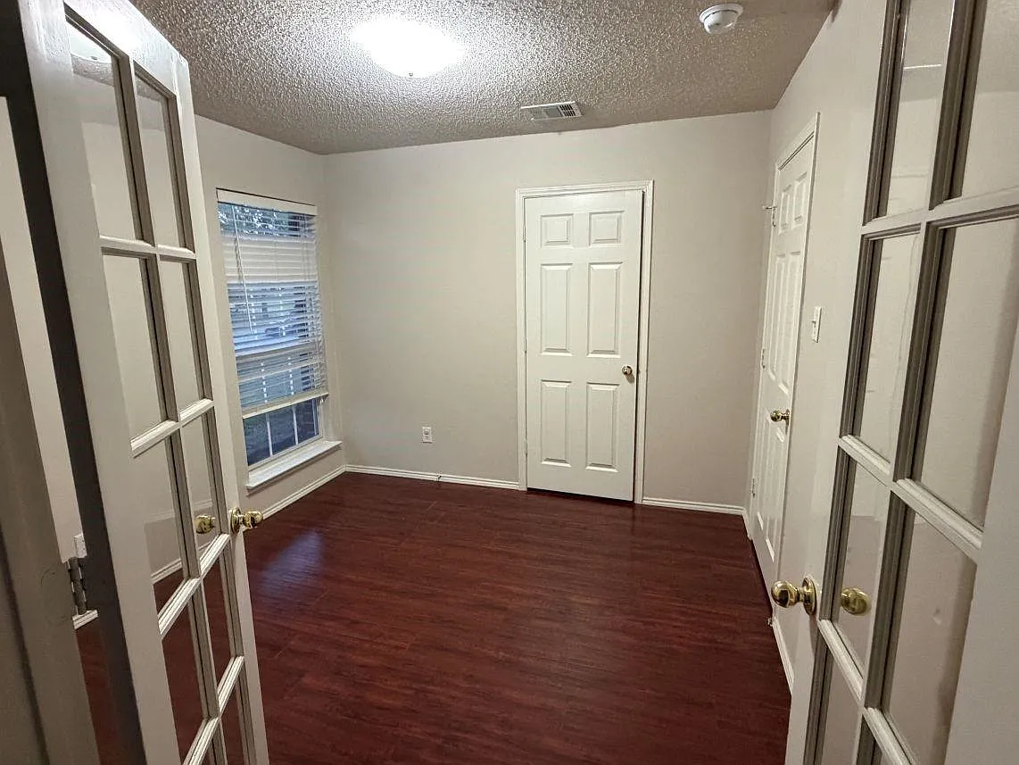4 bed, 2143 sqft, $2,400 — Photo 4
