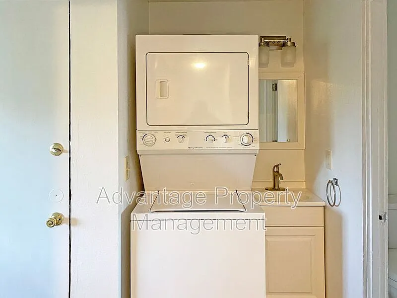 4 bed, 1.5 bath, 1100 sqft, $1,850 — Photo 4