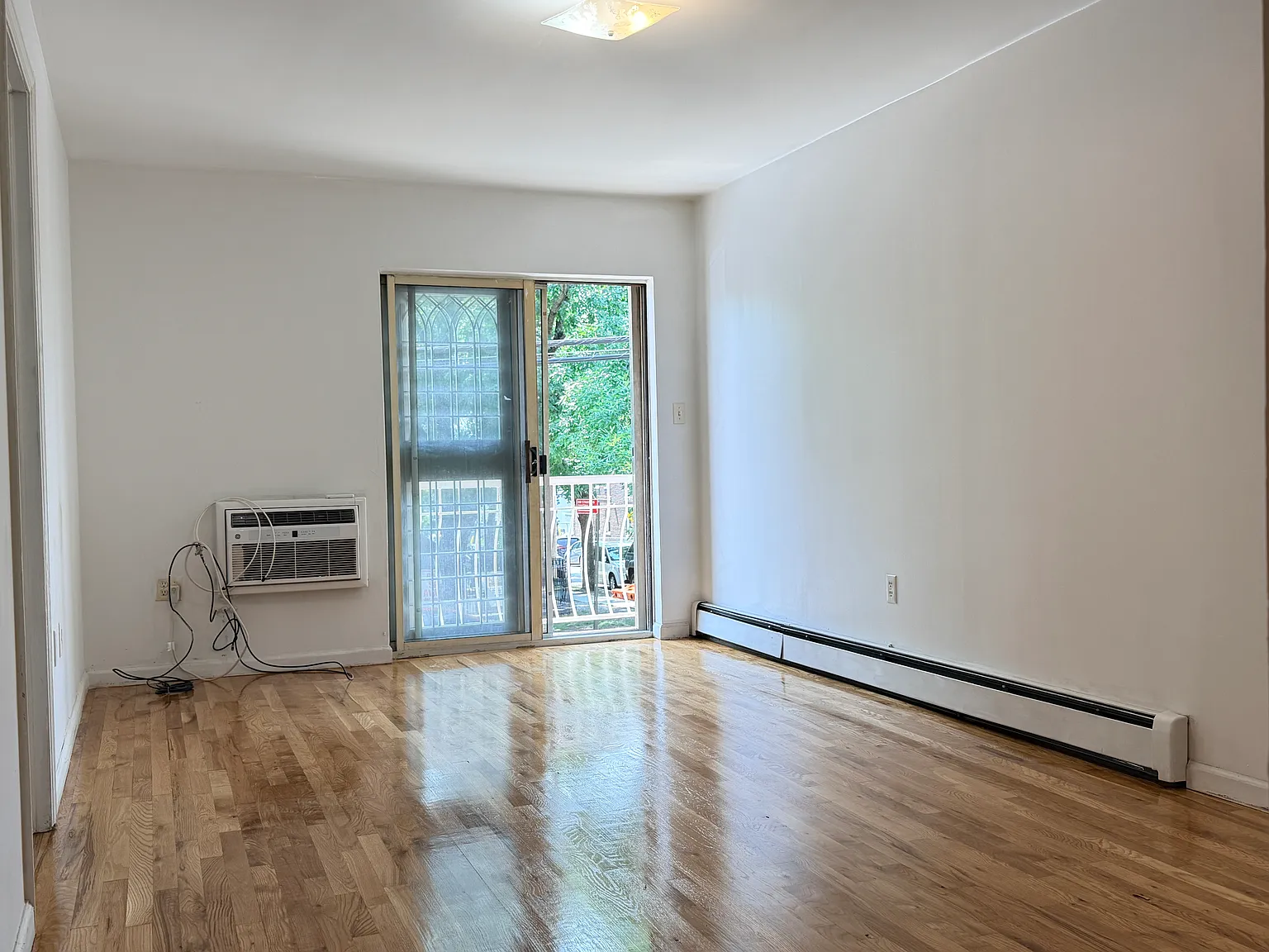 3 bed, 1060 sqft, $2,900 — Photo 2