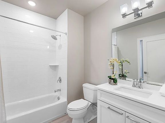 4th image of 880 Lee St #4b130880e