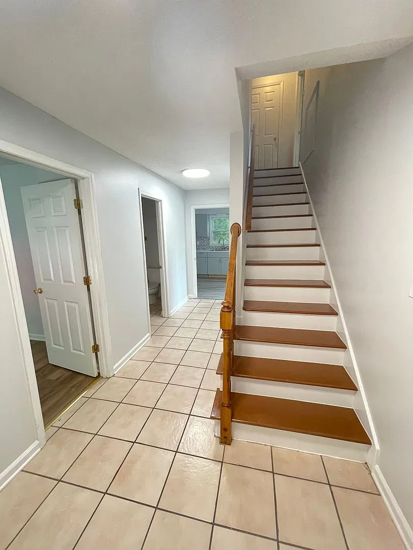 Big 5br house w/ parking & on busline, just south of UNC Hospitals! — Photo 2