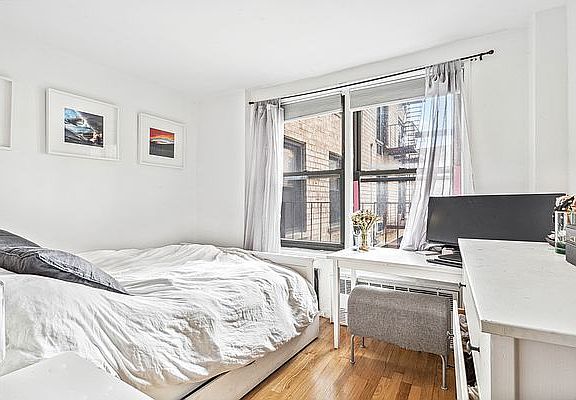 5th image of 165 Christopher St APT 1A