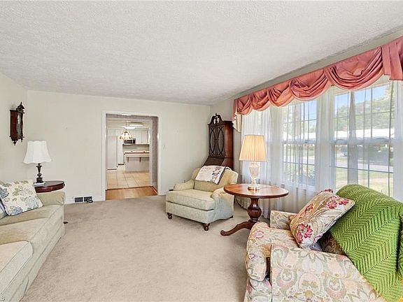 3rd image of 2910 Birchwood Dr