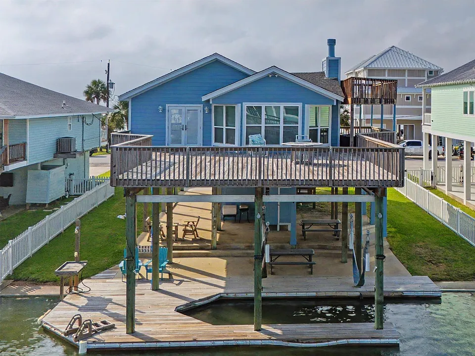 22101 Guadalupe Dr