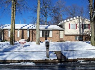 1703 Wildwood St, Midland, MI