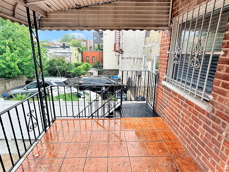 PRIVATE BALCONY (UN-STAGED)