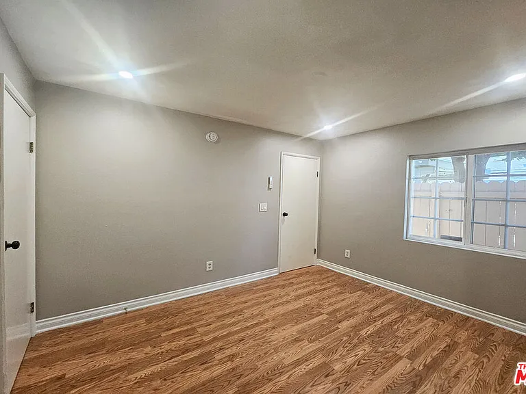 6946 1/2 Jellico Ave — Photo 11