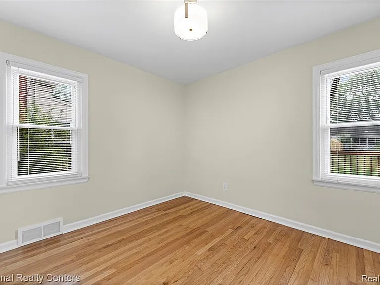 4521 Elmwood Ave — Photo 21