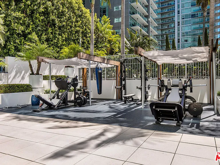 13700 Marina Pointe Dr #1626 — Photo 31