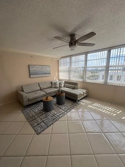 1 bed, 1.5 bath, 1211 sqft, $2,600 — Photo 4