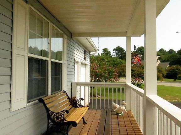 4th image of 402 Yorkshire Ct