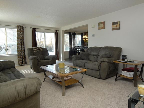 Photo is from previous tenant, home has all NEW carpet throughout and fresh NEW neutral paint and new patio door drapes. Photo is for size of room reference.