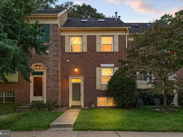 4 Valley Crossing Cir, Cockeysville, MD 21030