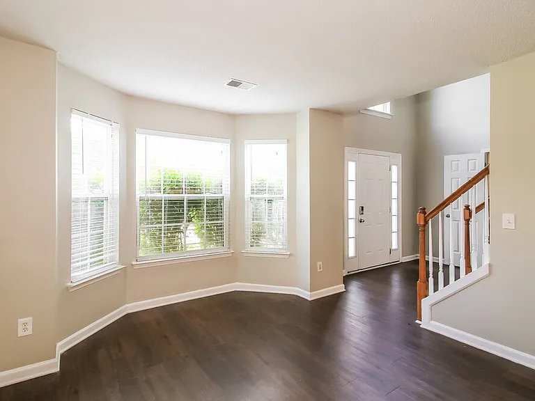 412 Peterson Dr — Photo 5
