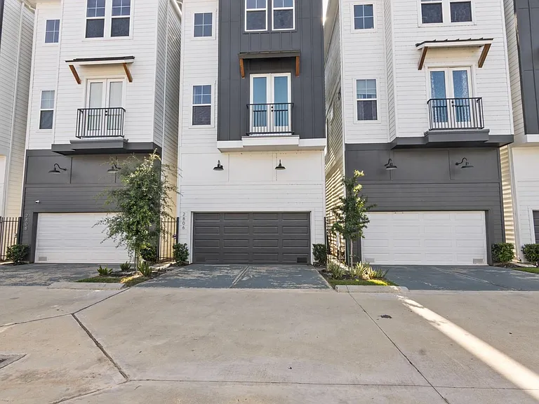 2806 Versailles Oak Ln — Photo 1