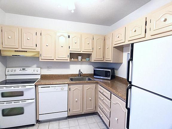 2nd image of 33 Abbey Ln APT 206