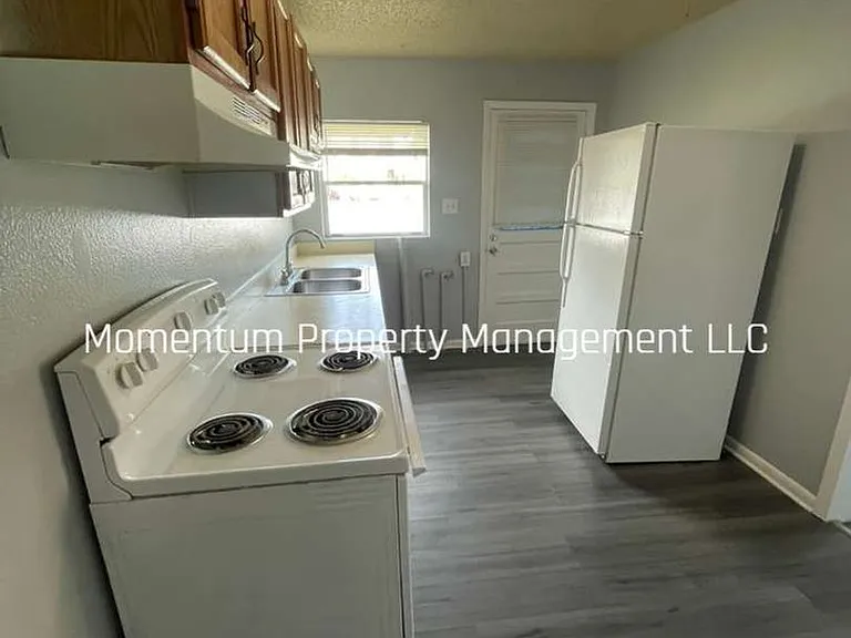 203 NE 2nd St — Photo 4