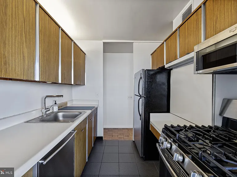 4000 N Charles St #905 — Photo 5