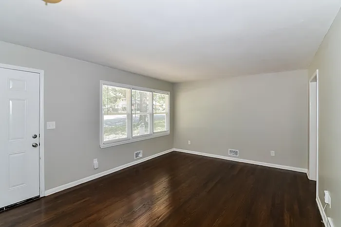 3 bed, 1.5 bath, 1029 sqft, $1,545 — Photo 2