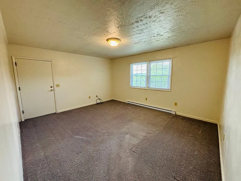 2 Bedroom, 1 Bath Apartment — Photo 13