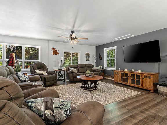 3rd image of 15284 Loretta Ln