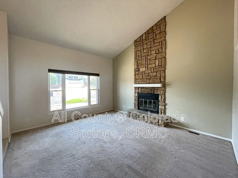 4 bed, 2.5 bath, 2117 sqft, $2,395 — Photo 3