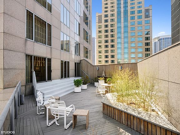 4th image of 950 N Michigan Ave APT 2203