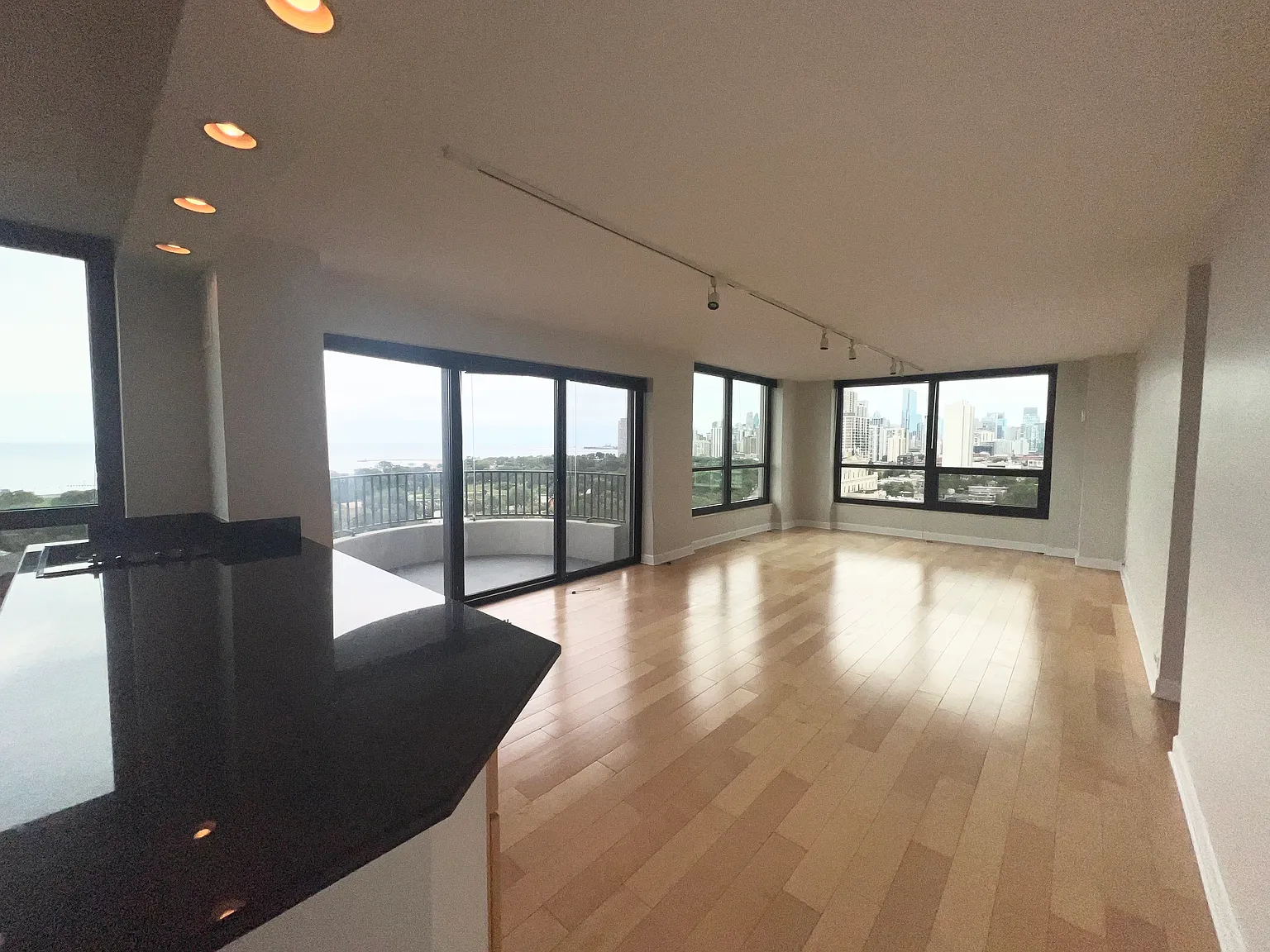 1 bed, 820 sqft, $3,300 — Photo 4