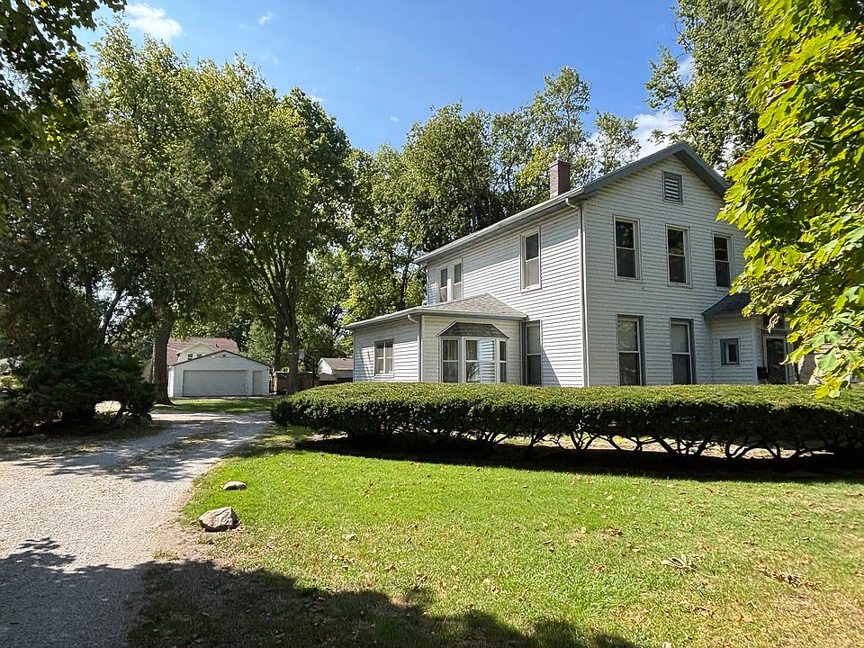 2nd image of 1105 E Grove St