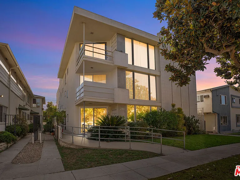 248 S Doheny Dr #6 — Photo 22