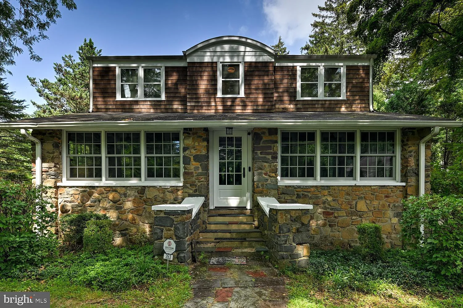 4 bed, 1947 sqft, $5,500 — Photo 2