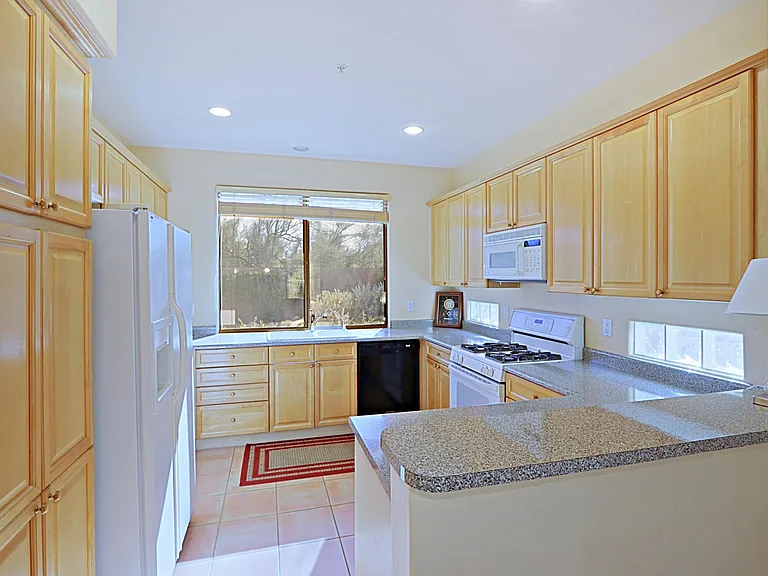 6803 E Eagle Feather Rd — Photo 11