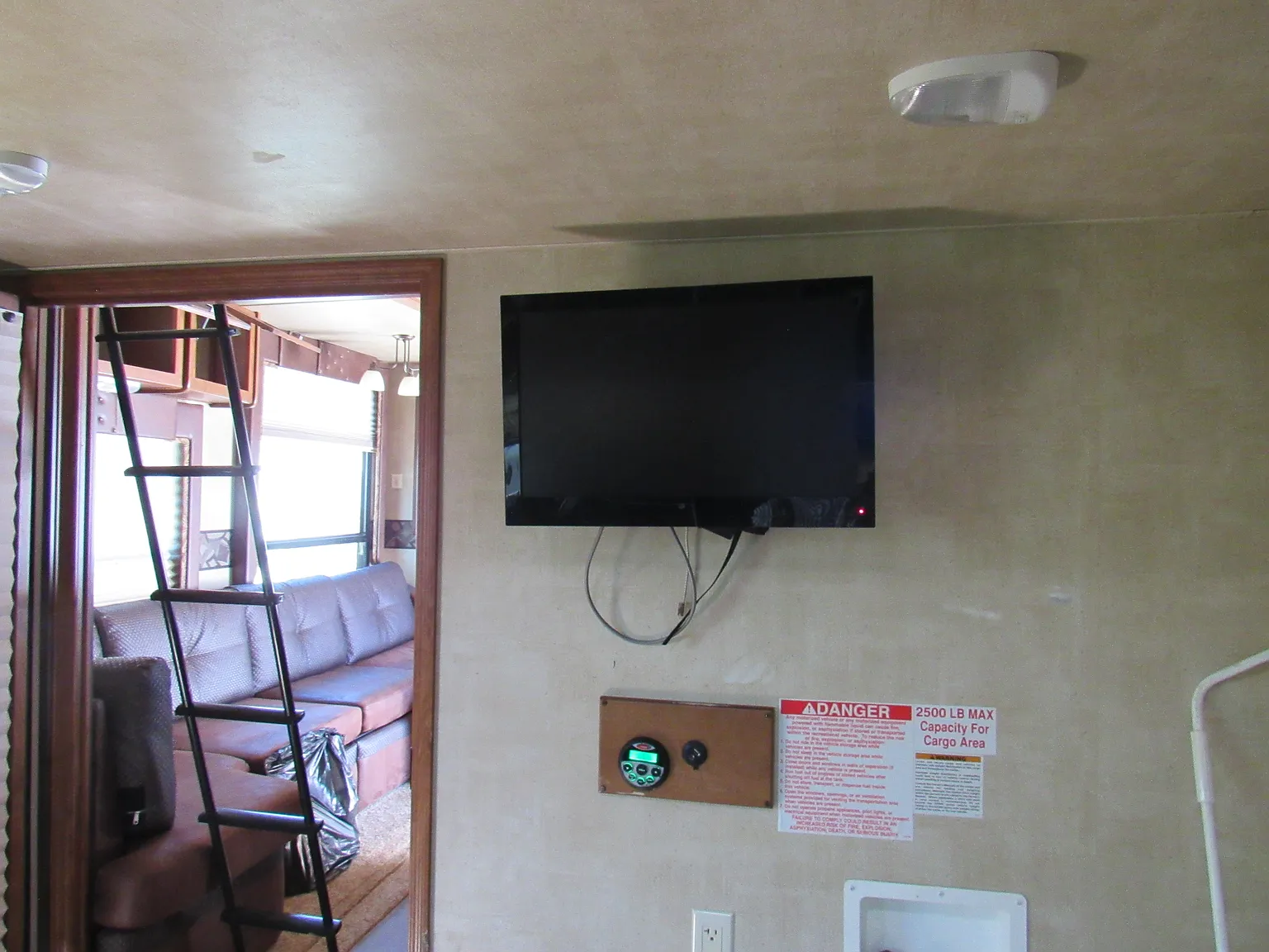 218 W Carson St — Photo 4