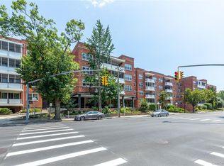 1 KENSINGTON GATE #302, Great Neck, NY 11021