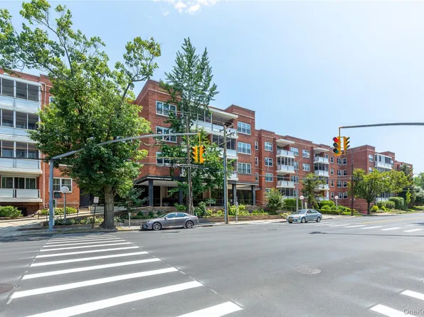 1 KENSINGTON GATE #302, Great Neck, NY 11021