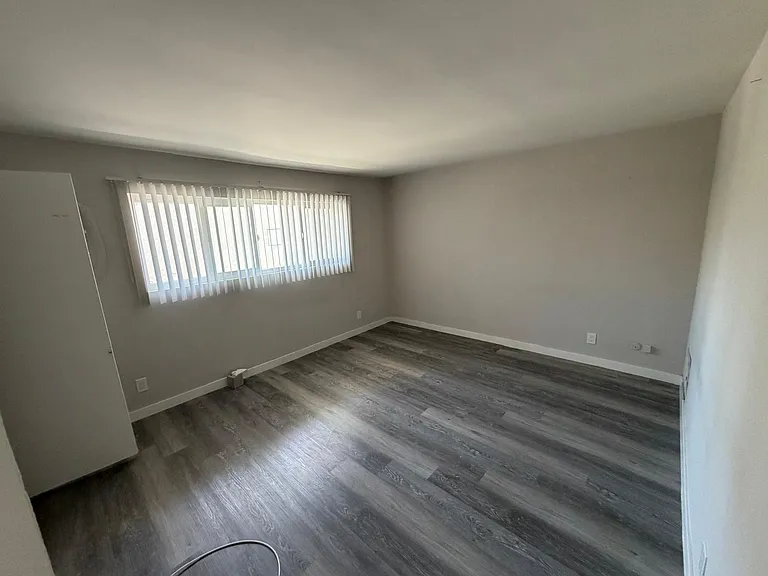 5354 Yarmouth Ave — Photo 6