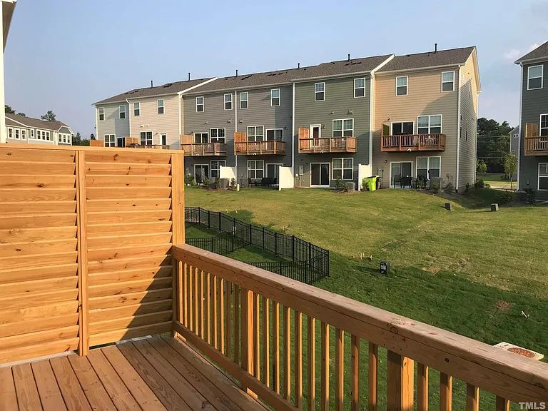 1042 Commack Dr — Photo 18