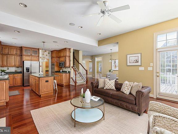 3rd image of 318 Fairfax St