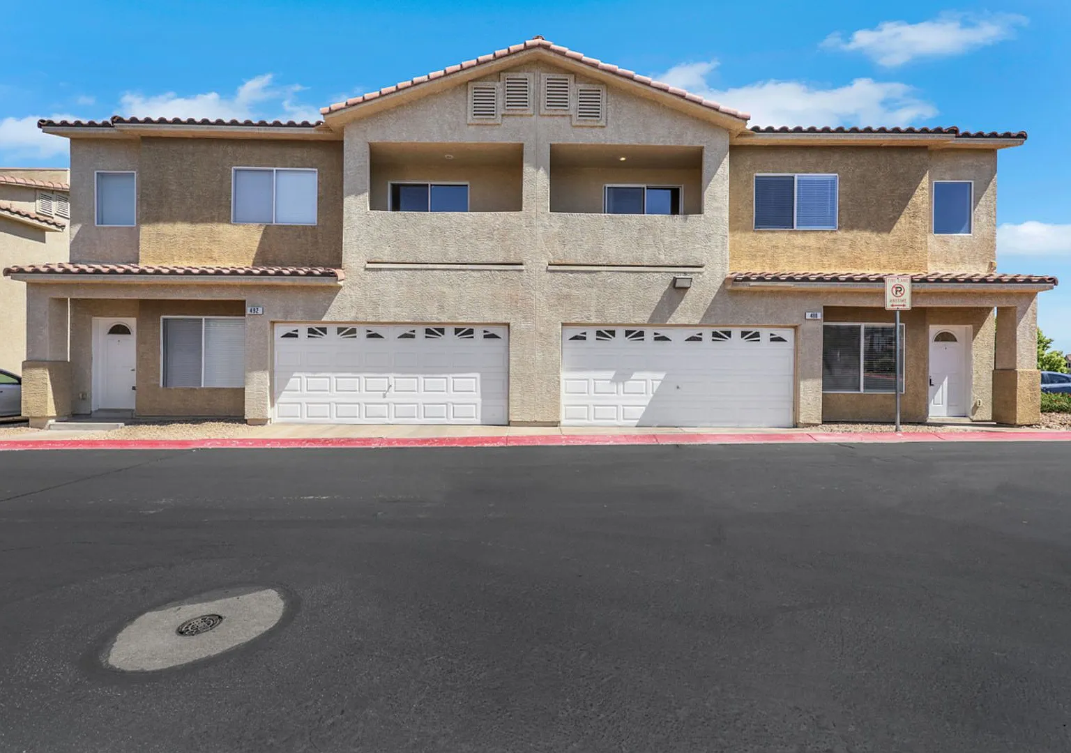 2 Bedroom townhome with attached 2 car garage — Photo 1