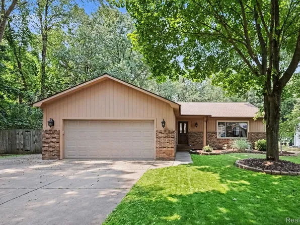3135 Jennella Dr, Commerce Township, MI 48390