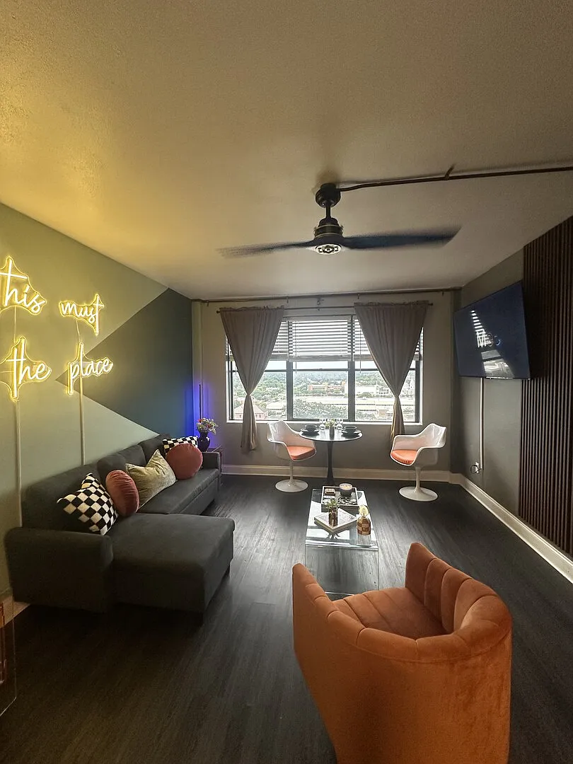 Sky high views condo — Photo 3