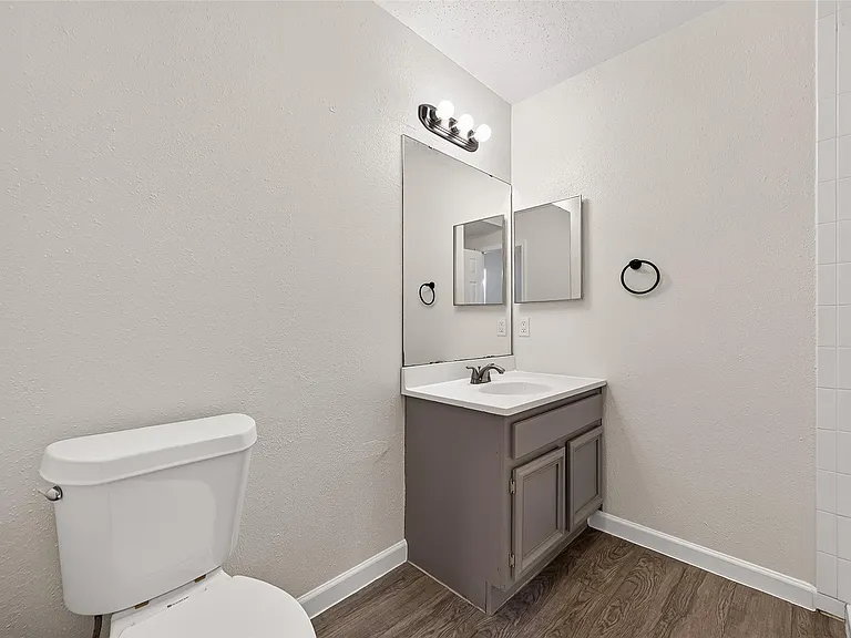 7407 Cortes Dr — Photo 25