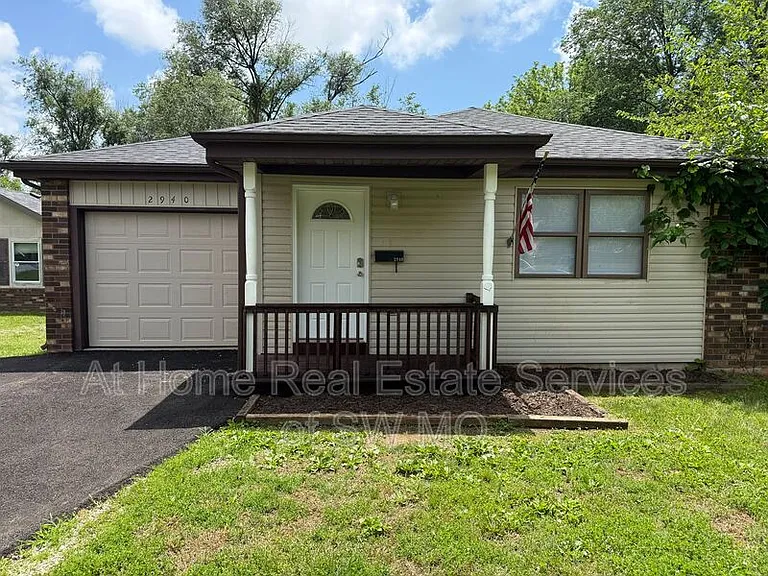 2940 W Walnut St — Photo 2