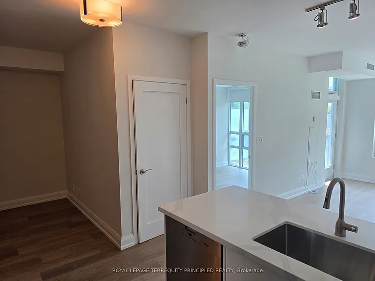 3391 Bloor St W #301 — Photo 9