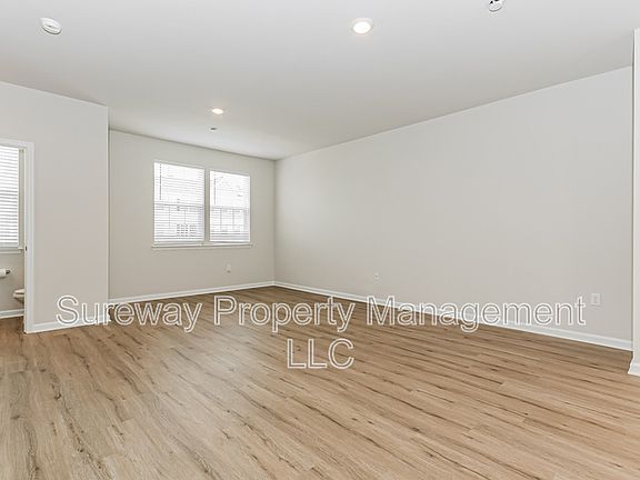 3rd image of 204 Sandy Ridge Rd
